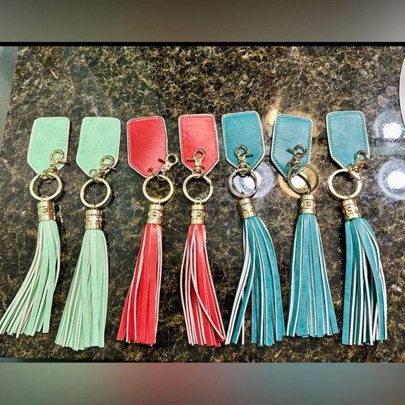 Bundle of 7 Tag & Tassel Blank Keychains - Picture 2 of 5